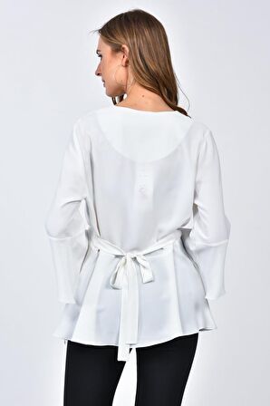 Modkofoni Yarasa Kollu V Yaka Çiçek Aksesuarlı Beyaz Kadın Bluz