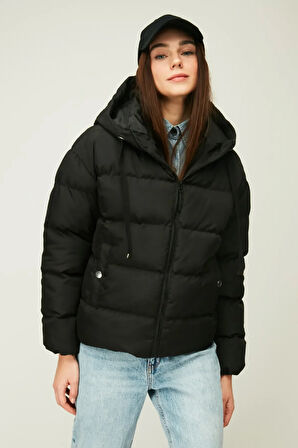 İçi Astarlı Su ve Rüzgar Geçirmez Cepli Kapüşonlu Kadın Mont