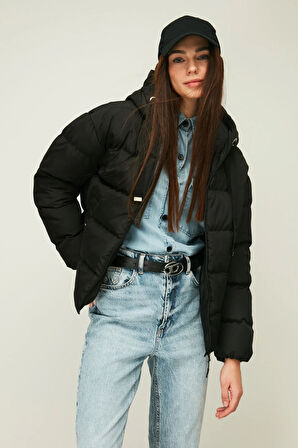 İçi Astarlı Su ve Rüzgar Geçirmez Cepli Kapüşonlu Kadın Mont