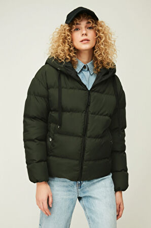 İçi Astarlı Su ve Rüzgar Geçirmez Cepli Kapüşonlu Kadın Mont