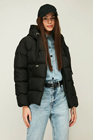 İçi Astarlı Su ve Rüzgar Geçirmez Cepli Kapüşonlu Kadın Mont