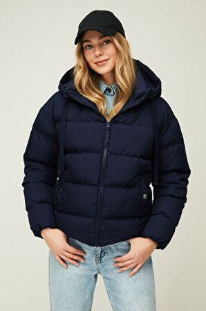 İçi Astarlı Su ve Rüzgar Geçirmez Cepli Kapüşonlu Kadın Mont