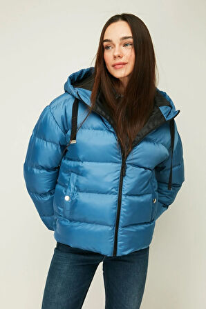 İçi Astarlı Su ve Rüzgar Geçirmez Cepli Kapüşonlu Kadın Mont