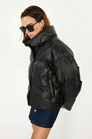 İçi Astarlı Su ve Rüzgar Geçirmez Cepli Dik Yaka Kadın Mont