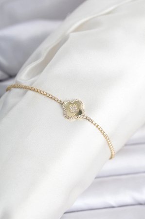 Pirinç Gold Renk Zirkon Taşlı Yonca Model Su Yolu Kadın Bileklik
