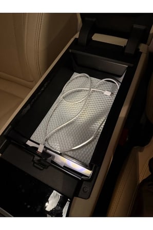 BMW i4 orta konsol organizer