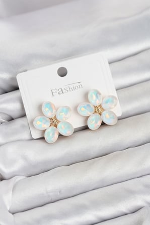 Beyaz Renk Kristal Taşlı Çiçek Model Kadın Küpe