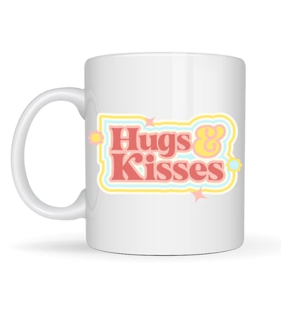 Model 30 – Hugs & Kisses Tasarımlı Porselen Kupa - Sevdiklerine Sıcacık Bir Mesaj