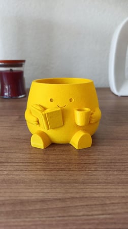 3D Baskı Kitap Okuyan Saksı - Kupa Tutan Sevimli Saksı-Sarı
