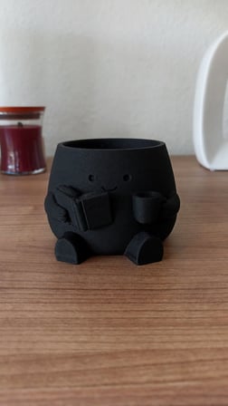 3D Baskı Kitap Okuyan Saksı - Kupa Tutan Sevimli Saksı-Siyah