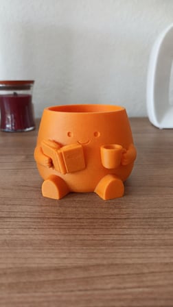 3D Baskı Kitap Okuyan Saksı - Kupa Tutan Sevimli Saksı-Turuncu