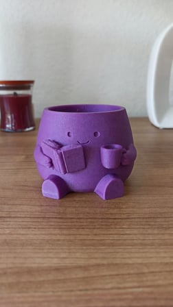 3D Baskı Kitap Okuyan Saksı - Kupa Tutan Sevimli Saksı-Mor