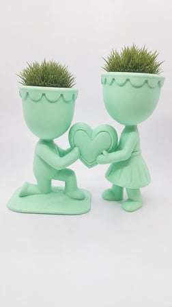 3D Baskı Aşk Saksısı - Kalp Tutan Çift Figürlü Dekoratif Saksı - Mint