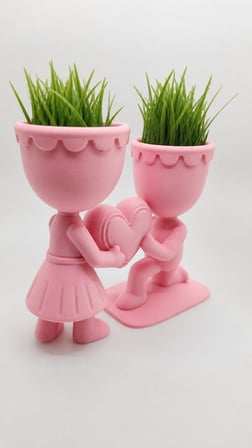 3D Baskı Aşk Saksısı - Kalp Tutan Çift Figürlü Dekoratif Saksı - Pembe