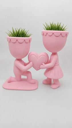 3D Baskı Aşk Saksısı - Kalp Tutan Çift Figürlü Dekoratif Saksı - Pembe