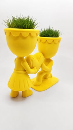 3D Baskı Aşk Saksısı - Kalp Tutan Çift Figürlü Dekoratif Saksı - Sarı