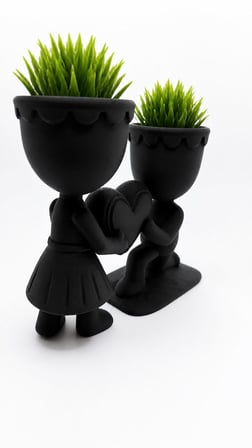 3D Baskı Aşk Saksısı - Kalp Tutan Çift Figürlü Dekoratif Saksı - Siyah