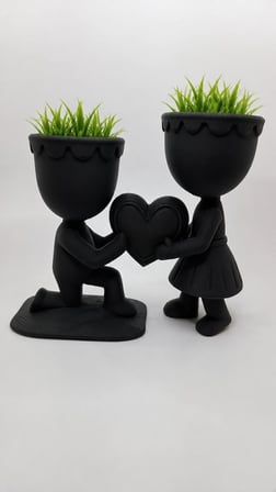 3D Baskı Aşk Saksısı - Kalp Tutan Çift Figürlü Dekoratif Saksı - Siyah