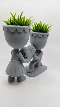 3D Baskı Aşk Saksısı - Kalp Tutan Çift Figürlü Dekoratif Saksı - Gri