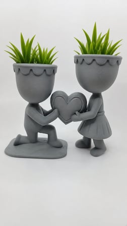 3D Baskı Aşk Saksısı - Kalp Tutan Çift Figürlü Dekoratif Saksı - Gri