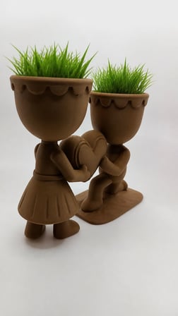 3D Baskı Aşk Saksısı - Kalp Tutan Çift Figürlü Dekoratif Saksı - Kahverengi