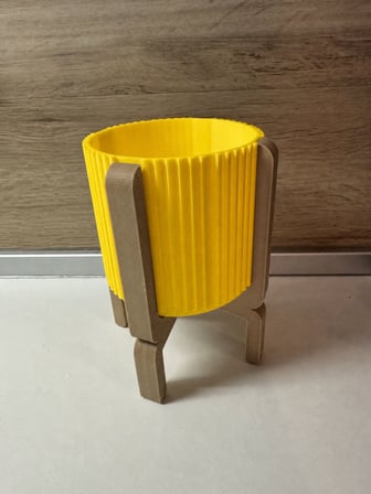 3D Baskı Ayaklı Çizgili Saksı - Bej Standlı Dekoratif Saksı - Sarı