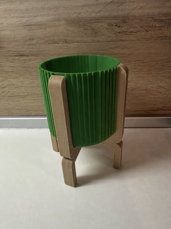 3D Baskı Ayaklı Çizgili Saksı - Bej Standlı Dekoratif Saksı - Yeşil