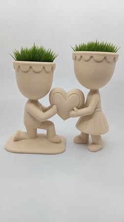 3D Baskı Aşk Saksısı - Kalp Tutan Çift Figürlü Dekoratif Saksı - Bej