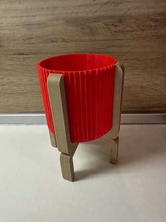 3D Baskı Ayaklı Çizgili Saksı - Bej Standlı Dekoratif Saksı - Kırmızı