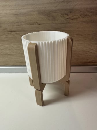 3D Baskı Ayaklı Çizgili Saksı - Bej Standlı Dekoratif Saksı - Beyaz