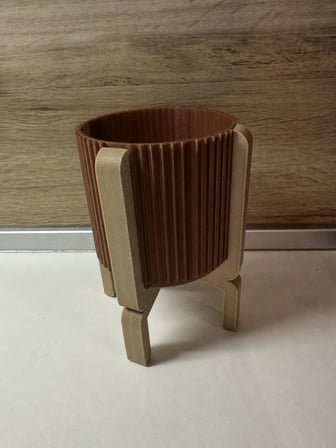 3D Baskı Ayaklı Çizgili Saksı - Bej Standlı Dekoratif Saksı - Kahverengi
