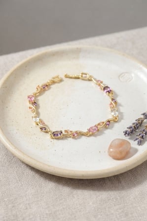 Pirinç Renk Pembe ve Mor Zirkon Taşlı Çiçek Model Kadın Bileklik