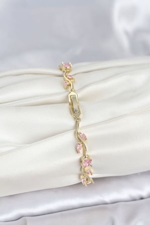 Pirinç Renk Pembe Zirkon Taşlı Çiçek Model Kadın Bileklik