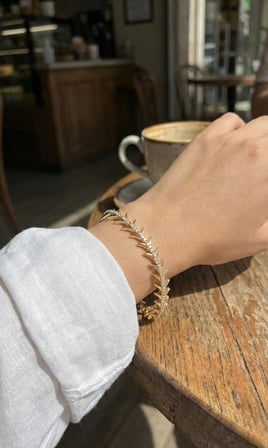 Pirinç Renk Balık Sırtı Model Zirkon Taşlı Kadın Bileklik