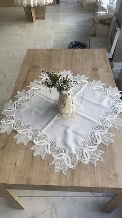 Masa Üzerine Runner, Sehpa Örtüsü Fransız Dantel Detaylı Kare 88x 88 cm Kayla Kreme