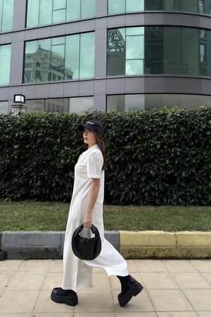 Kadın Beyaz Polo Yaka, Kısa Kol, Yırtmaçlı, Basic Model, Uzun Salaş Elbise