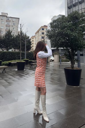 Kadın Turuncu Çift Cepli, Kare Yaka, Kalın Askılı, Sıfır Kol, Midi Boy, Tüvit Elbise(Gömleksiz)