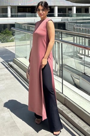 Kadın Pembe Kolsuz, Yuvarlak Yaka, Derin Yırtmaçlı, A Kesim Likralı Tunik Elbise
