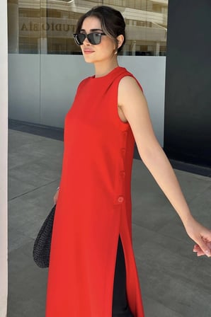 Kadın Kırmızı Kolsuz, Yuvarlak Yaka, Derin Yırtmaçlı, A Kesim Likralı Tunik Elbise