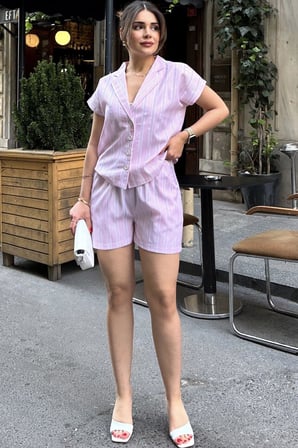 Pembe Apaş Yaka, Kısa Kol Gömlek & Beli Lastikli, Cepli Şort - Çizgi Desen Fisto Alt Üst Takım