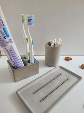 3 Parça Beton Banyo Seti – Diş Fırçalık, Kulak Çubuğu Kutusu ve 15x10 cm Tepsi | Minimalist Tasarım