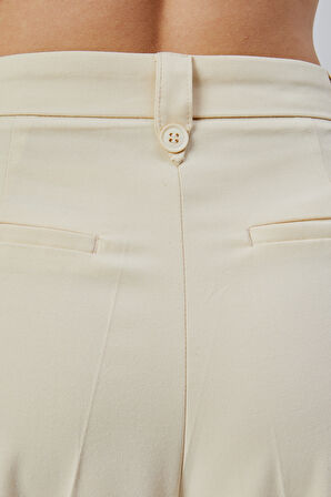 Ekru Salaş Kesim Pileli Kumaş Pantolon