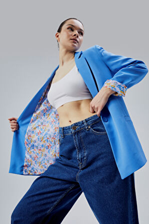 Kadın Kruvaze Yaka Kolu Katlama Detaylı Regular Vatkalı Blazer Ceket