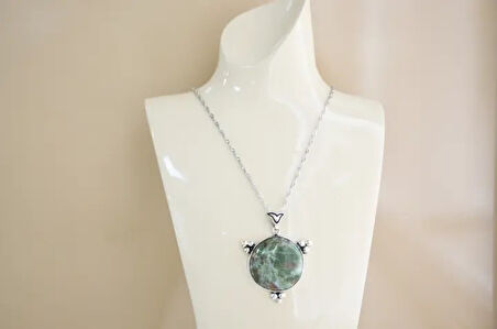 Güneş Gümüş Çerçeveli Kadın Zümrüt Kolye