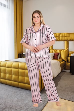 Büyük Beden Şık Tasarım Pembe Siyah Çizgili Düğmeli Kısa Kol Lüx Saten Pijama Takımı