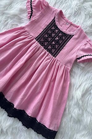 Siyah Dantel Ve Su Taşı Detaylı Şile Bezi Pembe Kız Çocuk Bebek Elbise