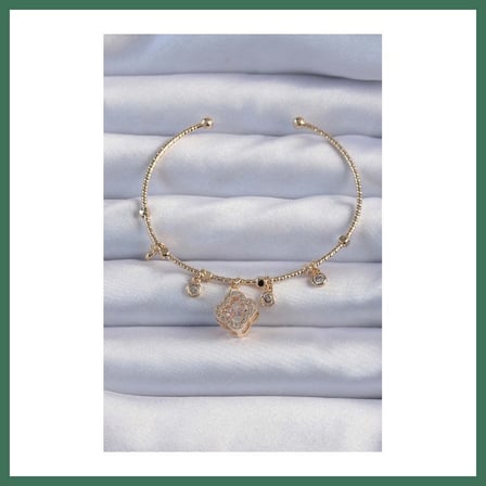 EN-CAG Pirinç Gold Renk Zirkon Taşlı Yonca Model Charm Bileklik BSS