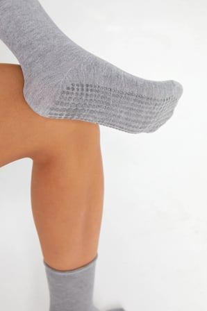 Bambu Kaydırmaz Taban Silikonlu Hac Umre Tavaf Hamile Pilates Yoga Lastiksiz Kahverengi Çorap
