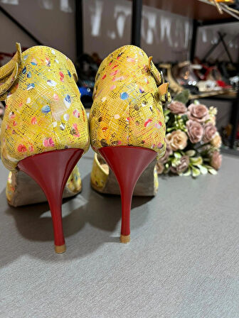 “Yellow Art” BİLEKTEN ÇİFT ATKILI SARI 8,5 CM 11 PONT KAPALI TOPUK TANGO, DANS VE SALON AYAKKABISI