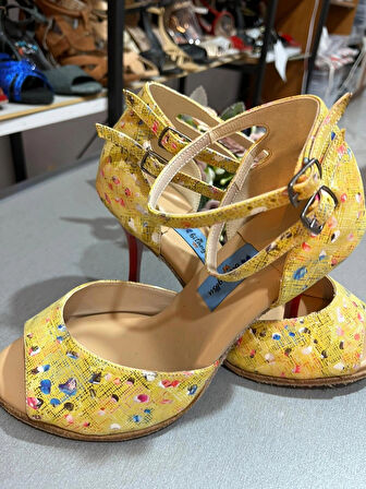 “Yellow Art” BİLEKTEN ÇİFT ATKILI SARI 8,5 CM 11 PONT KAPALI TOPUK TANGO, DANS VE SALON AYAKKABISI